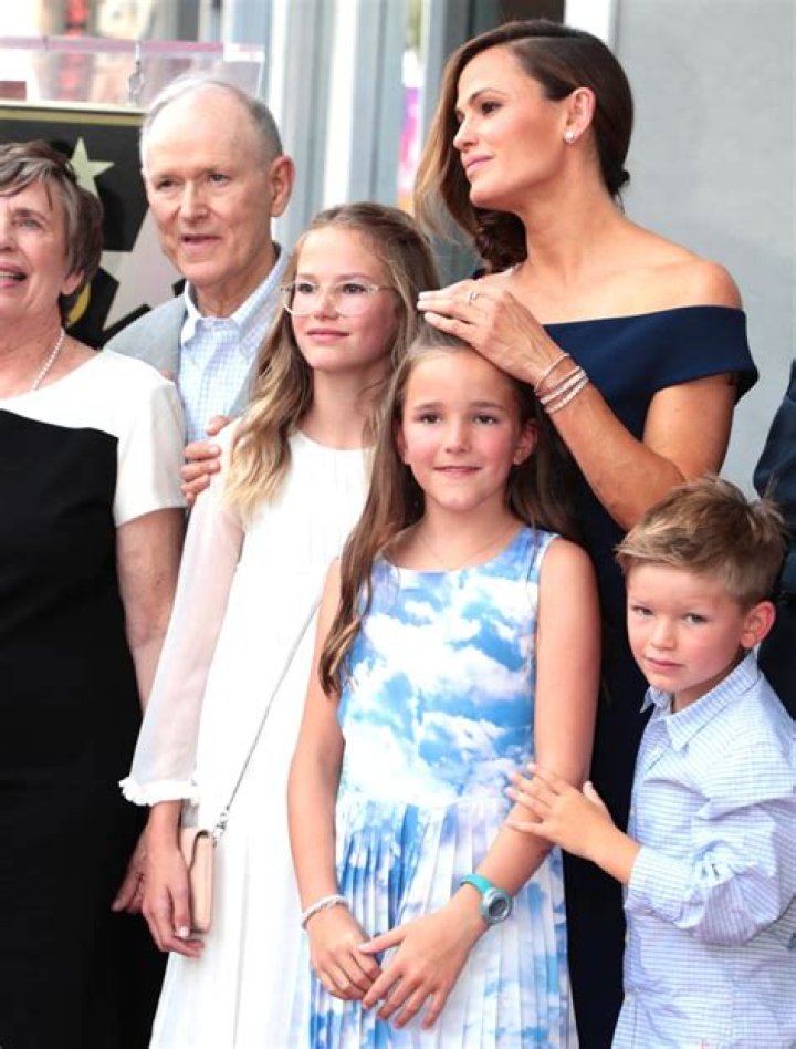 Exploring the Connection Between James Garner and Jennifer Garner: A Fascinating Family Ties